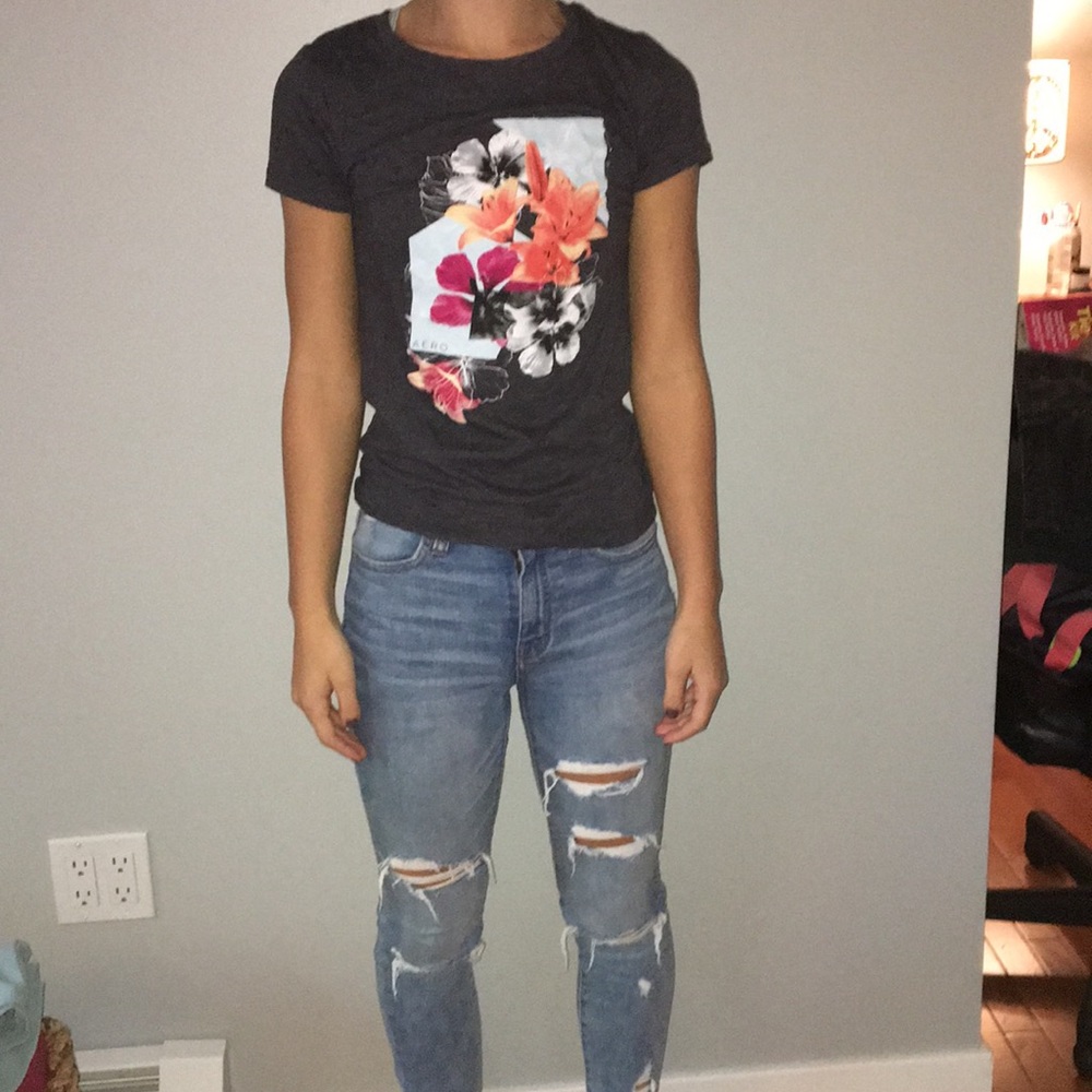 Grey t-shirt with cute flower picture.